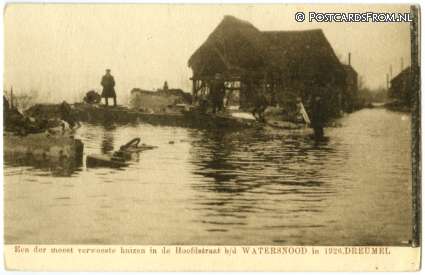 ansichtkaart: Dreumel, Een der verwoeste huizen in de Hoofdstraat b.d. Watersnood 1926