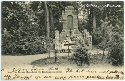 ansichtkaart: Gouda, Mon. van Bergen IJzendoorn i.h. Houtmansplantsoen