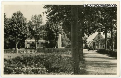 ansichtkaart: Warmond, Raadhuis en monument